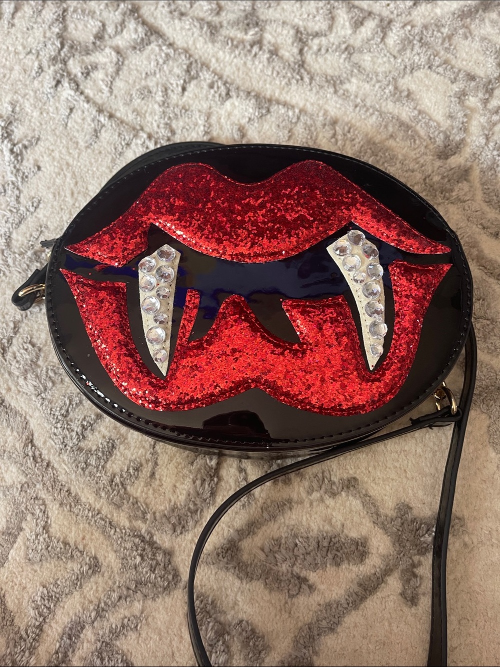 ❤️‍🔥NWOT-BETSEY JOHNSON Black & Red Lips w Vampire Fangs Crossbody Purse - Picture 2 of 9